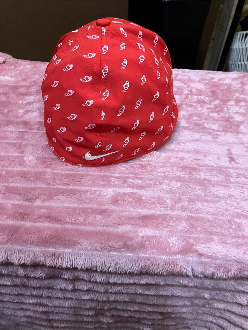 Nike Women’s Red Cap with White Swoosh and Mini Logo Print - Picture 4 of 9